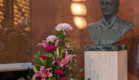 Imagen noticia - Ofrenda floral en homenaje a Alfredo Kraus coincidiendo con el día de su cumpleaños